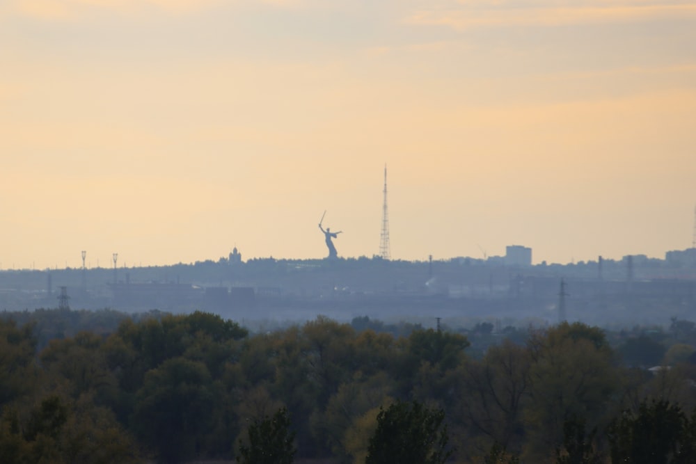 Blick auf eine Stadt aus der Ferne