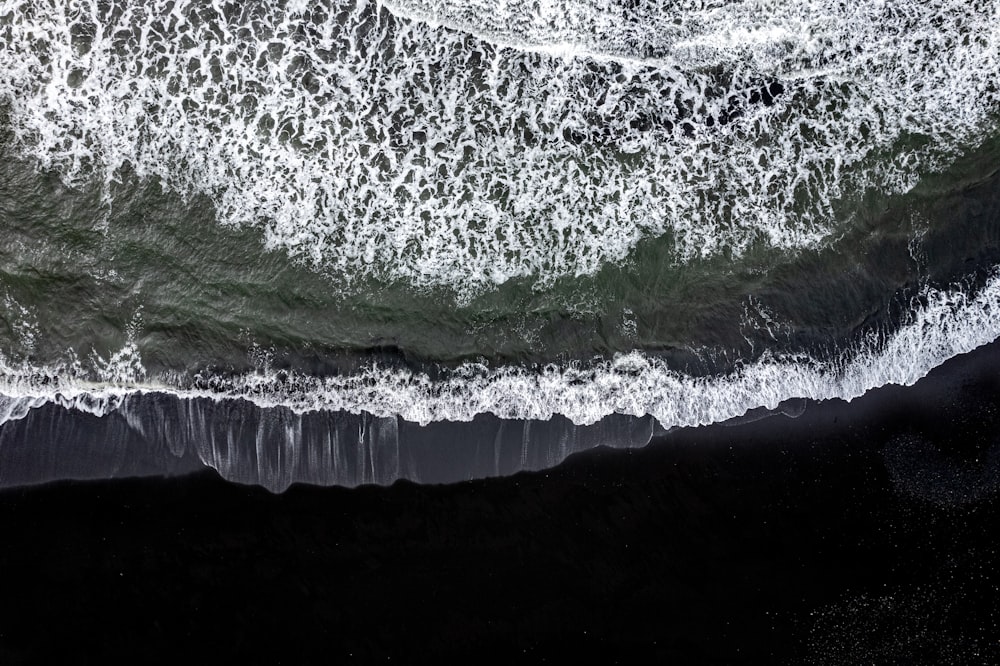 une vue aérienne de l’océan avec les vagues