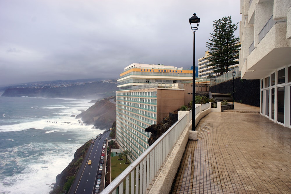 Una vista sull'oceano dal balcone di un hotel