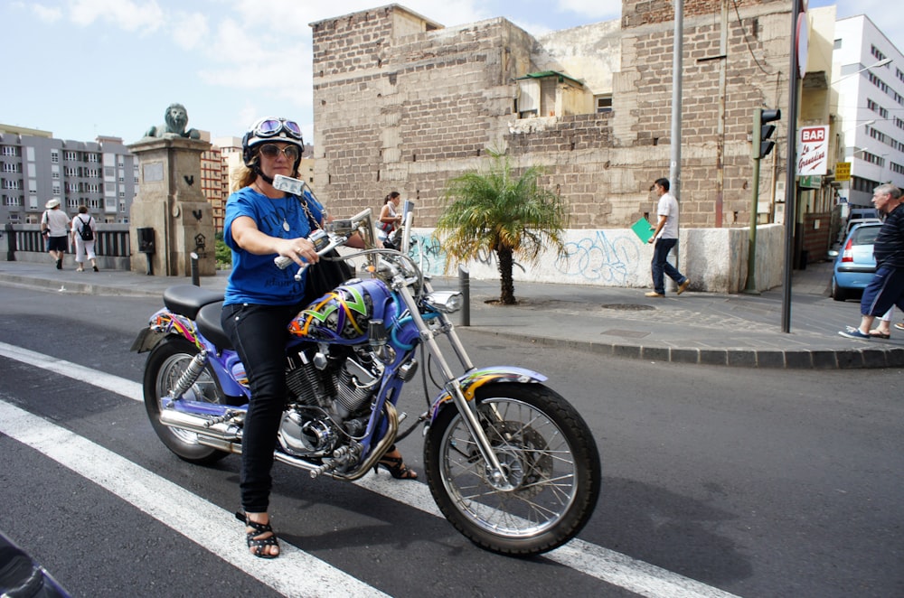 una mujer conduciendo una motocicleta en una calle de la ciudad