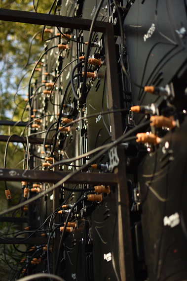 a bunch of wires that are connected to a building