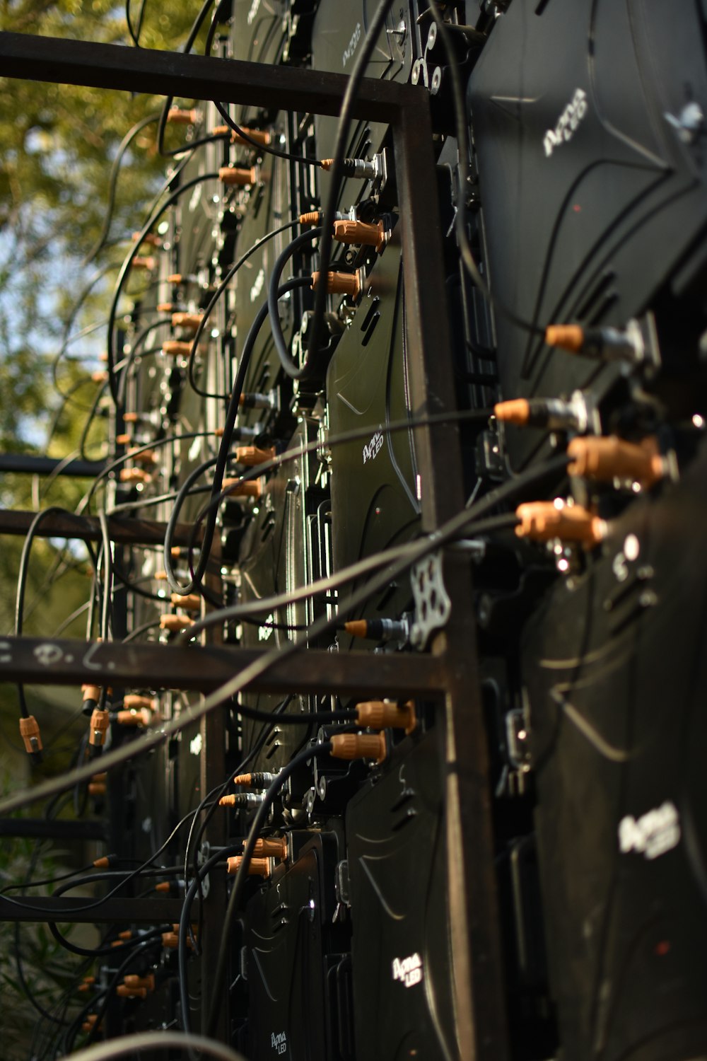 a bunch of wires that are connected to a building