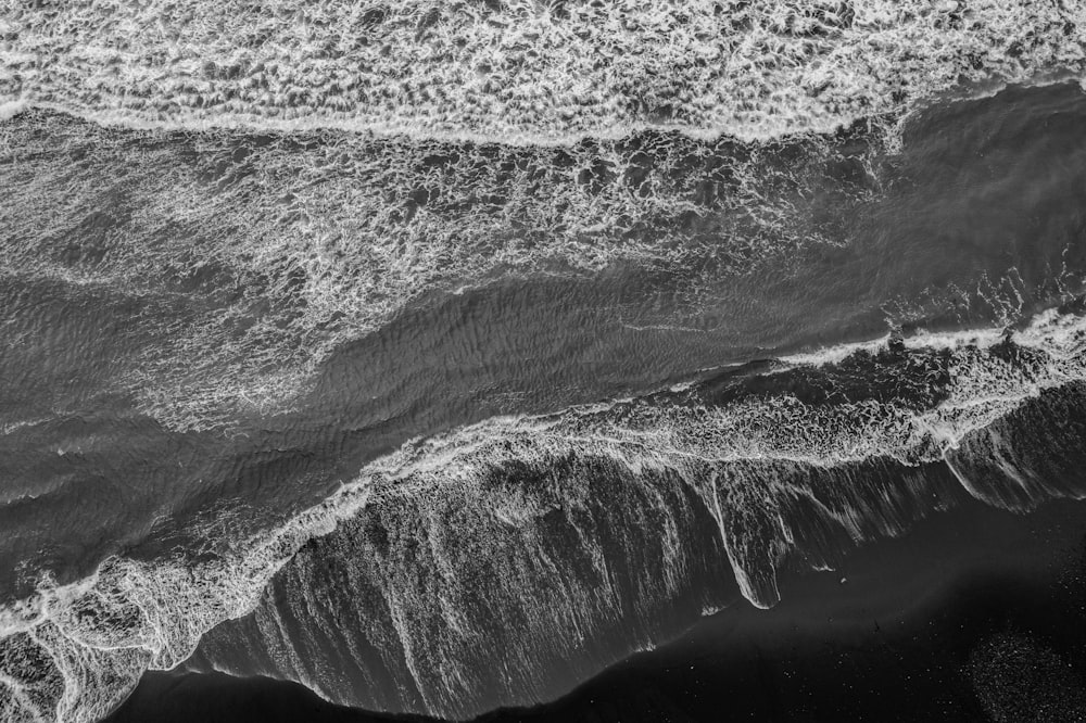 Una foto in bianco e nero delle onde dell'oceano