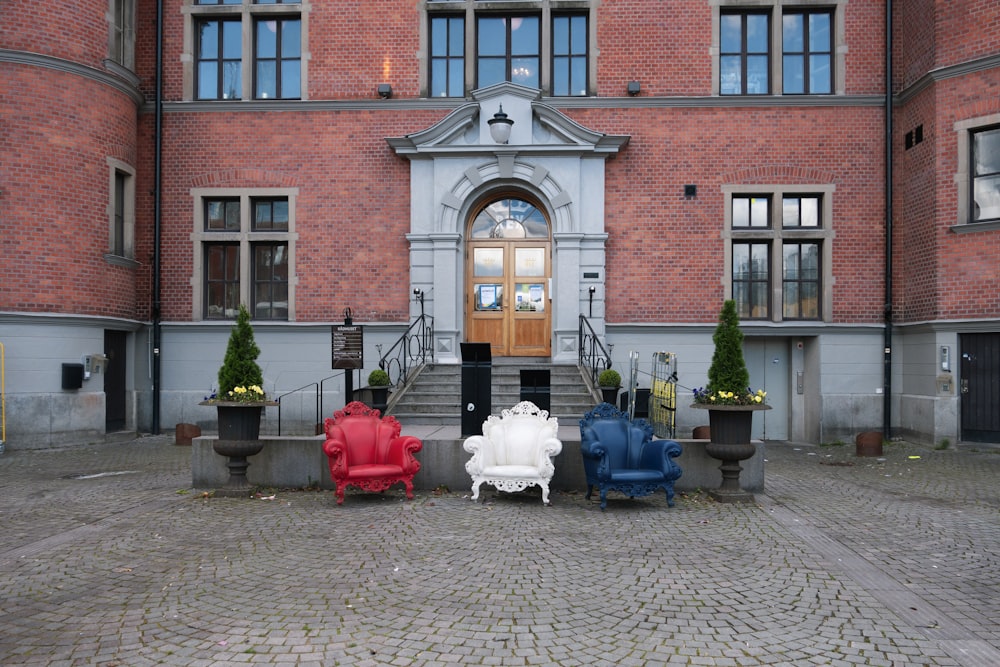 a group of chairs sitting in front of a building