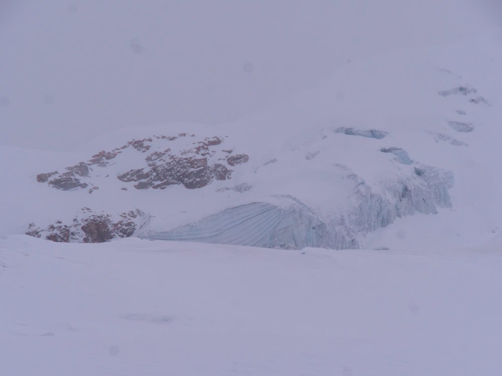 un hombre esquiando por una montaña cubierta de nieve