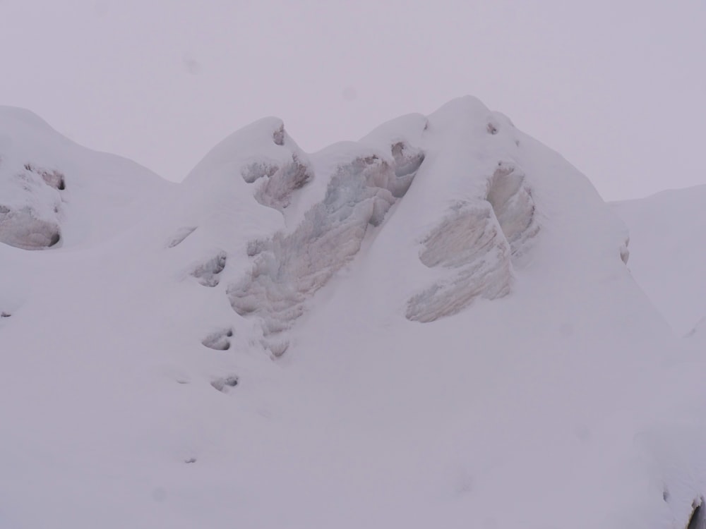 une personne qui descend une montagne recouverte de neige à ski
