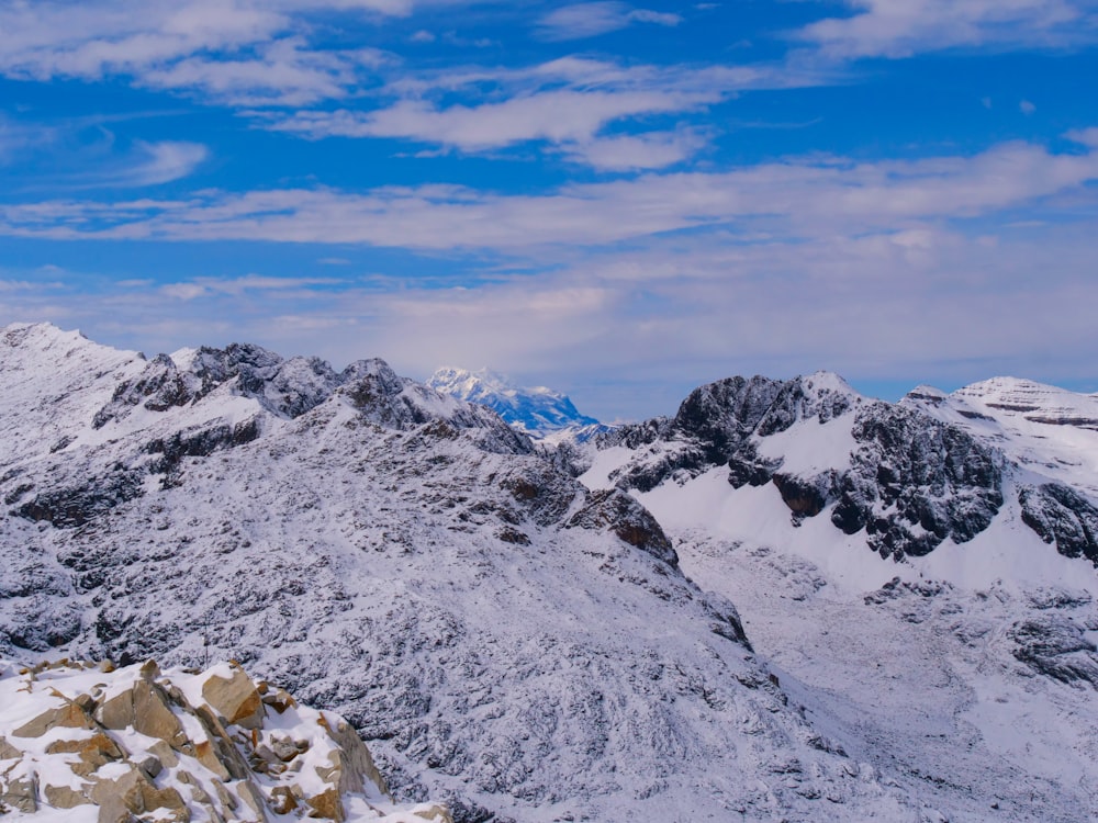 une chaîne de montagnes recouverte de neige sous un ciel bleu