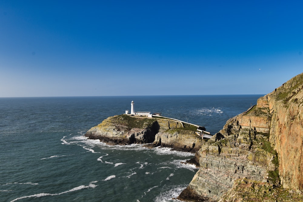 Ein Leuchtturm auf einer Klippe mit Blick auf den Ozean