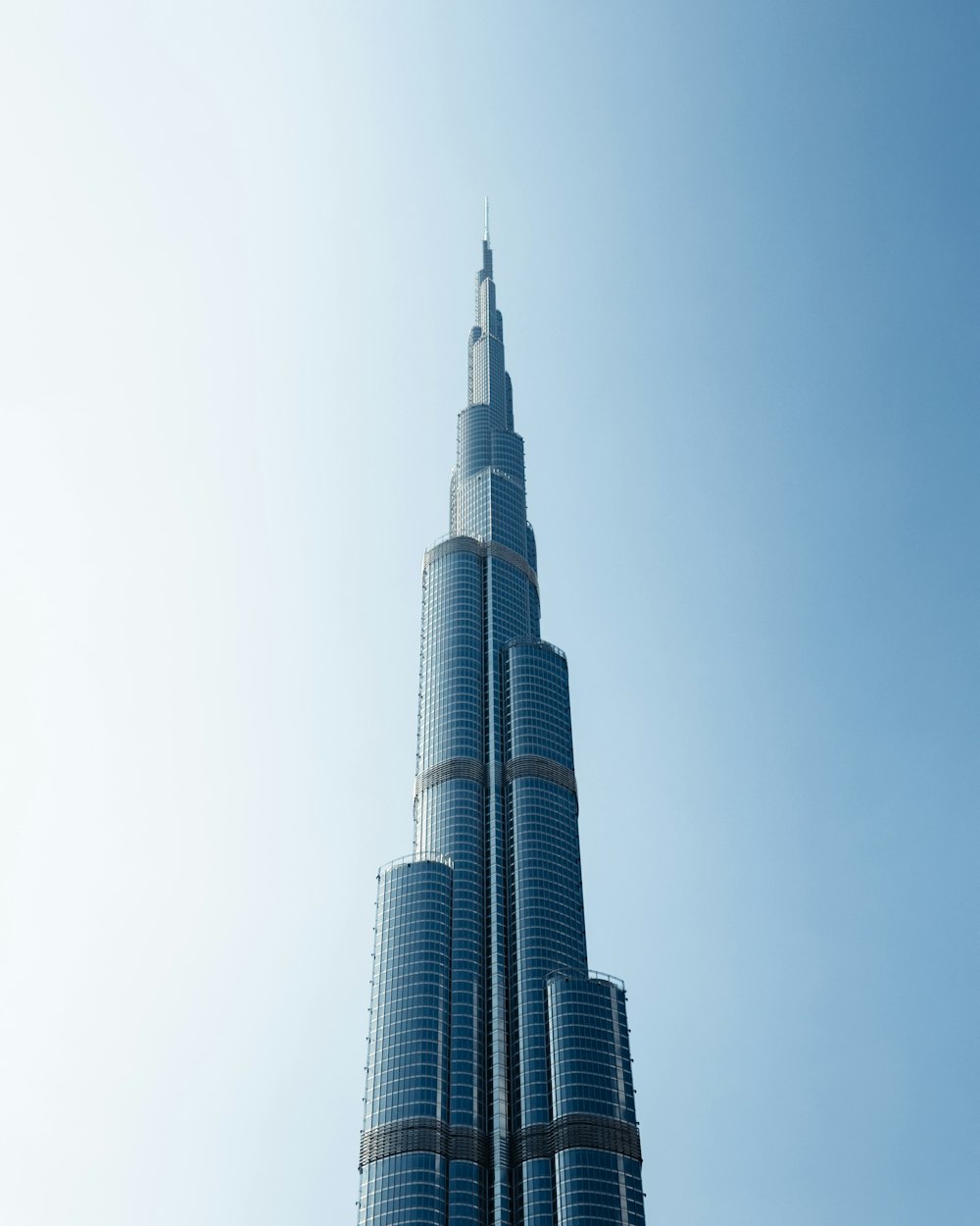 하늘에 우뚝 솟은 매우 높은 건물