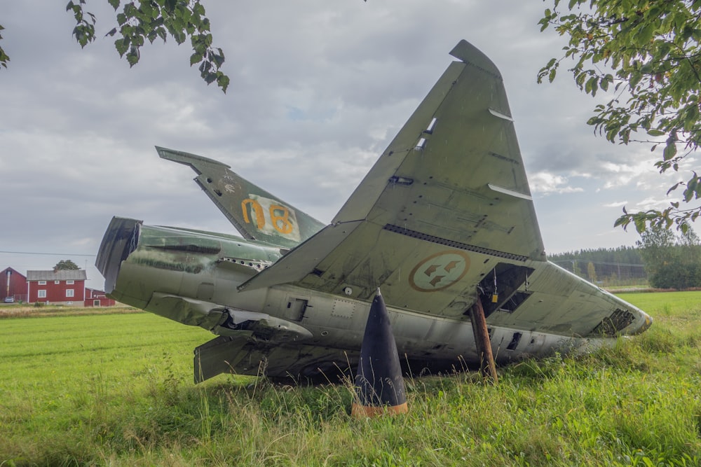 um velho avião militar sentado em um campo