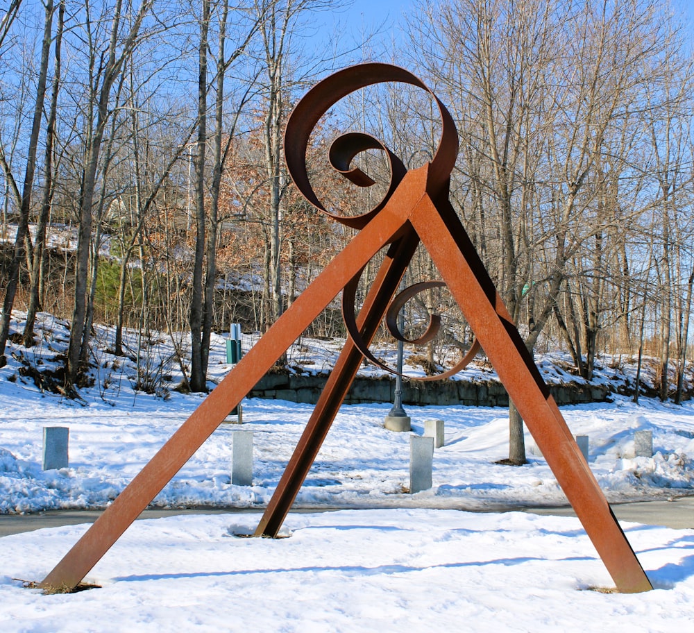 Una escultura de un par de tijeras en la nieve