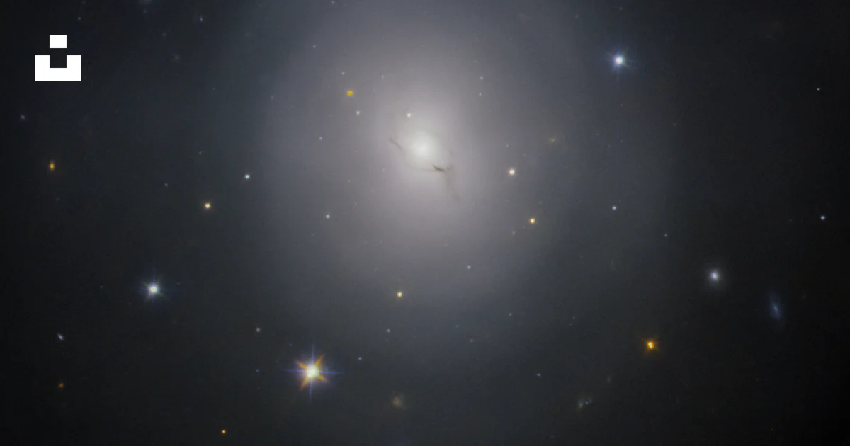 A very bright white object in the middle of a dark sky photo – Free ...