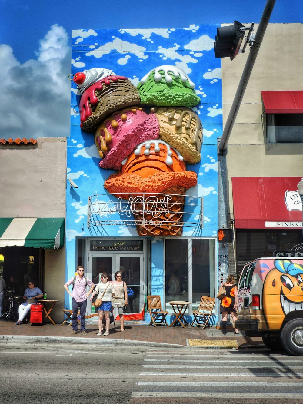uma grande casquinha de sorvete na lateral de um prédio