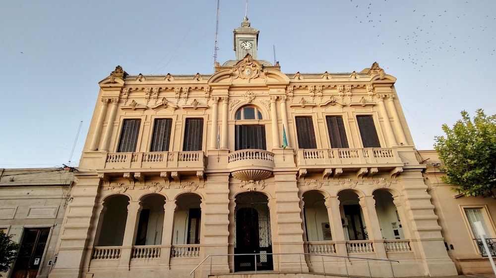 un grande edificio con una torre dell'orologio in cima