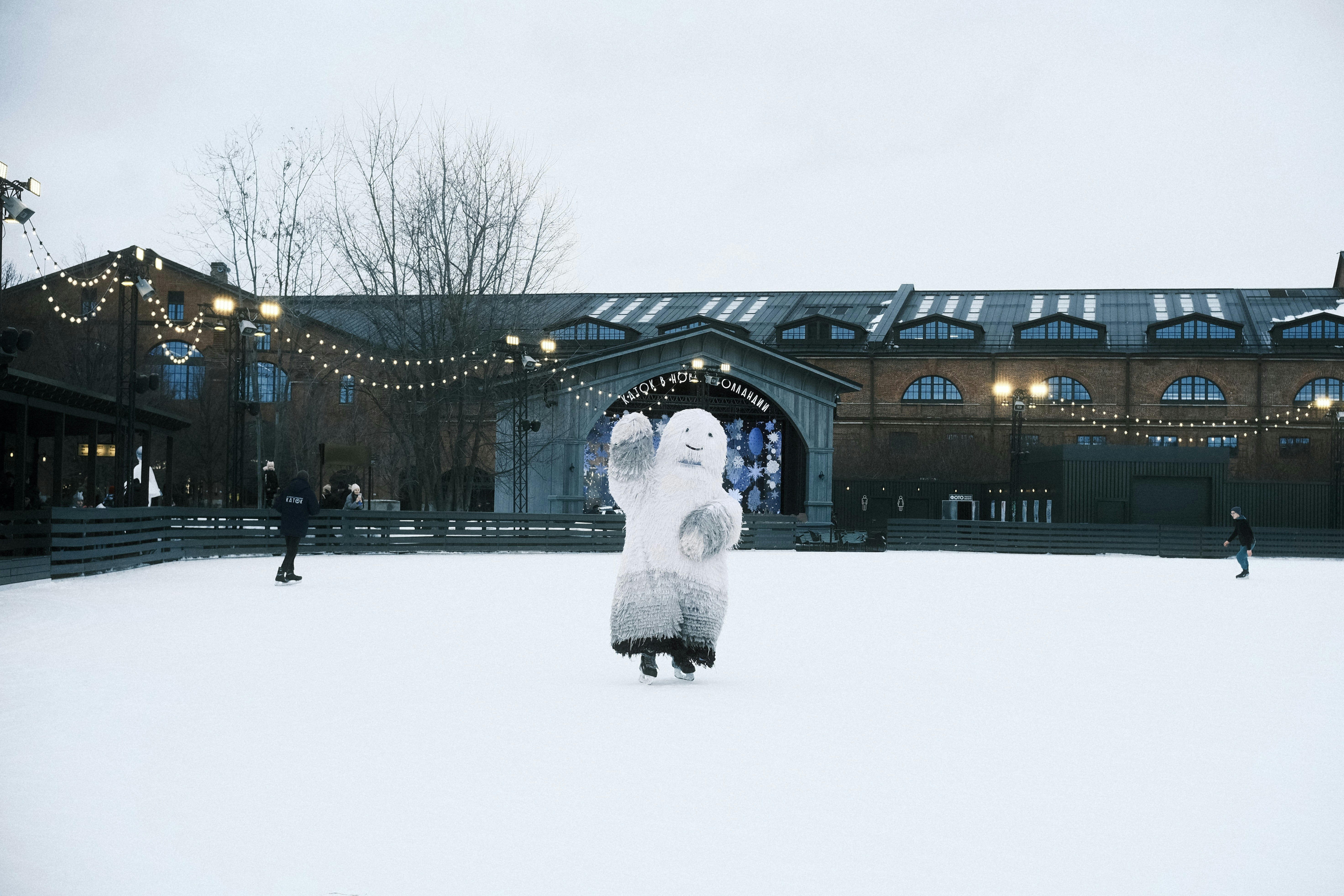 una persona de pie en la nieve frente a un edificio