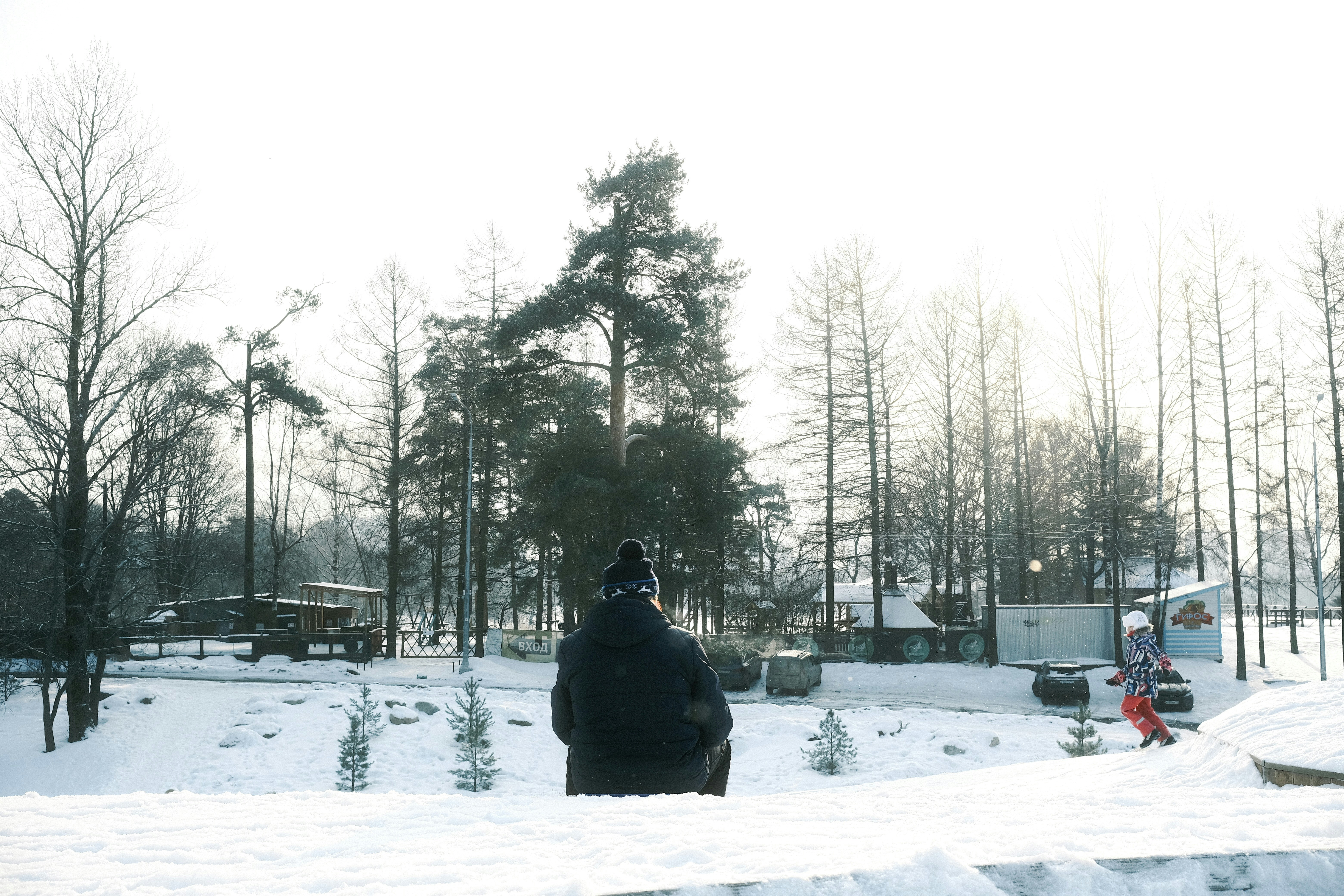 Un hombre montando una tabla de snowboard por una pendiente cubierta de nieve
