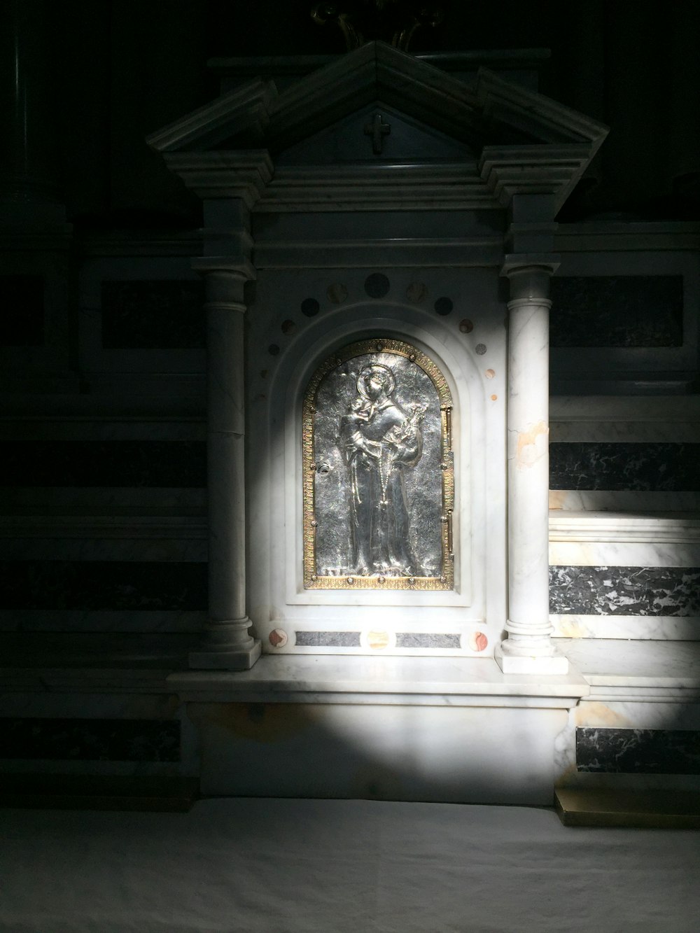 uma estátua de um homem e uma mulher em uma igreja