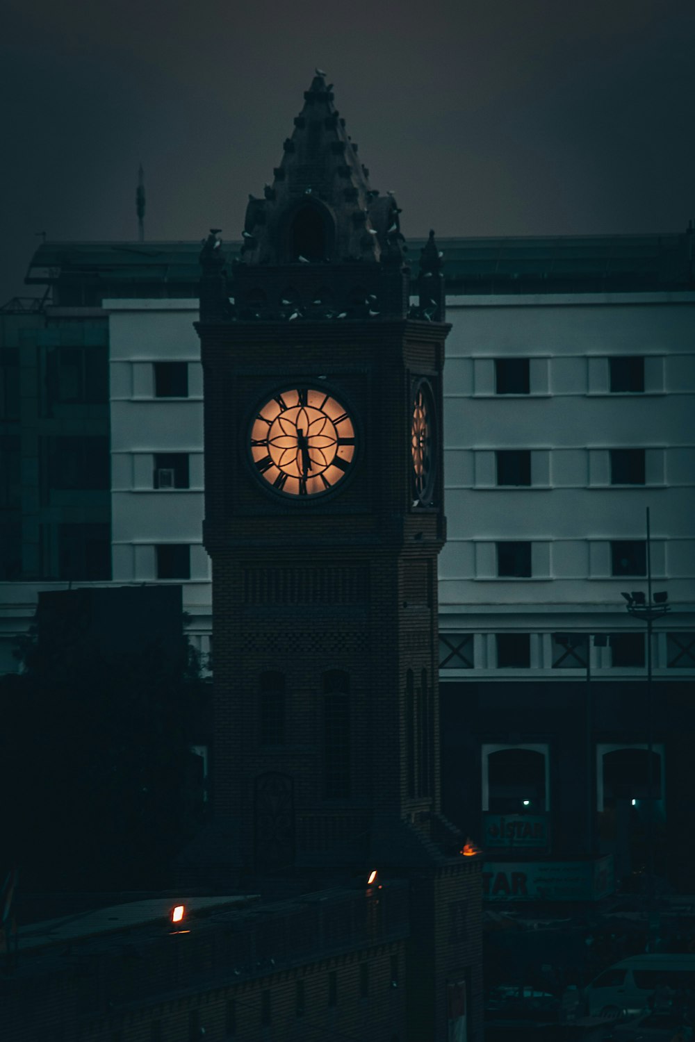 uma torre do relógio iluminada no escuro