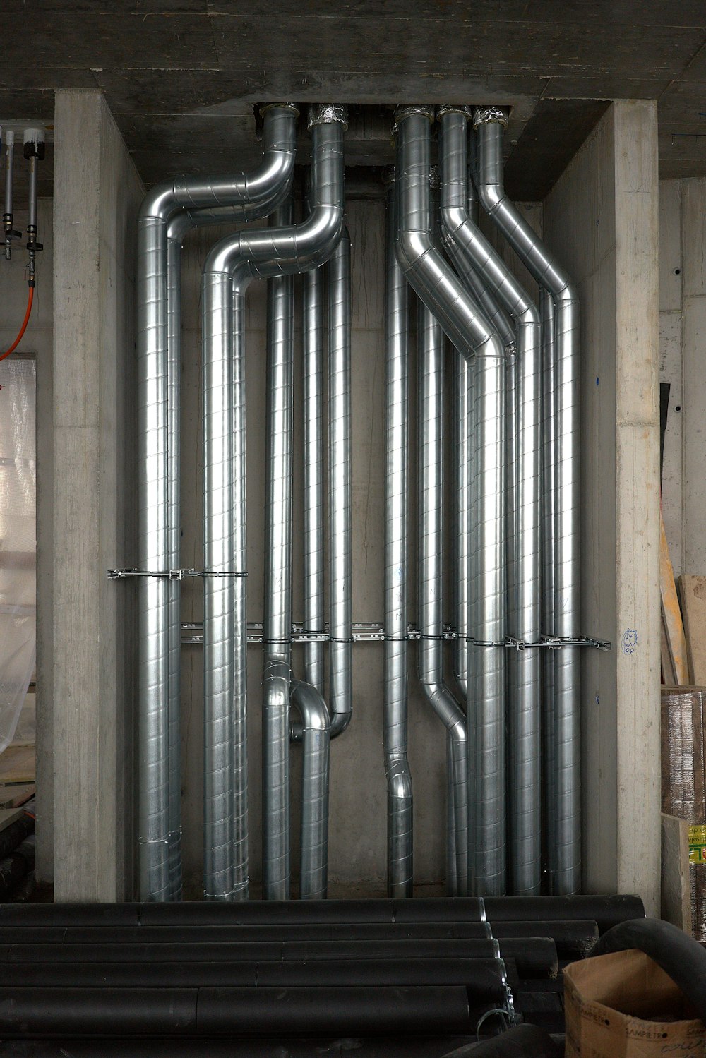 un tas de tuyaux qui se trouvent à l’intérieur d’un bâtiment