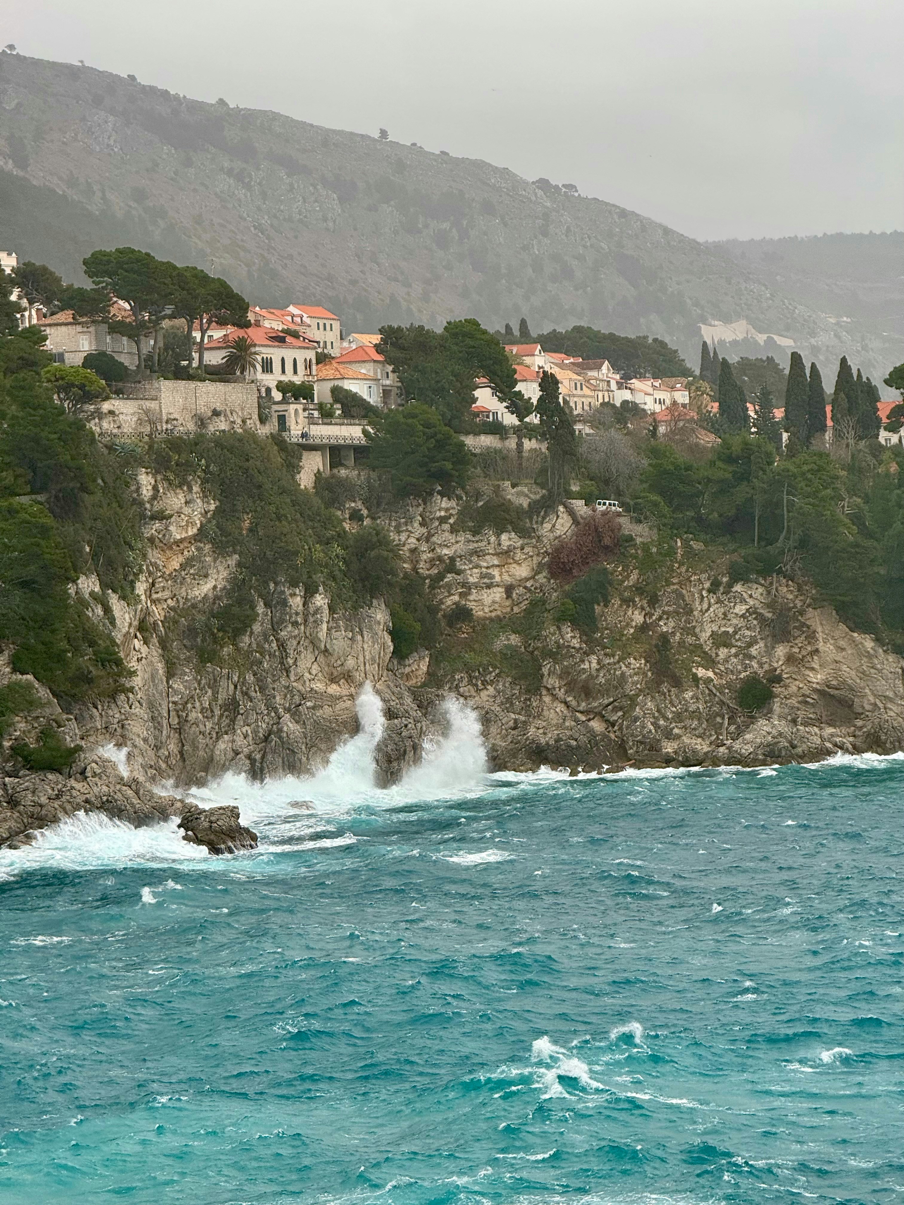 Fotomural a large body of water next to a hillside