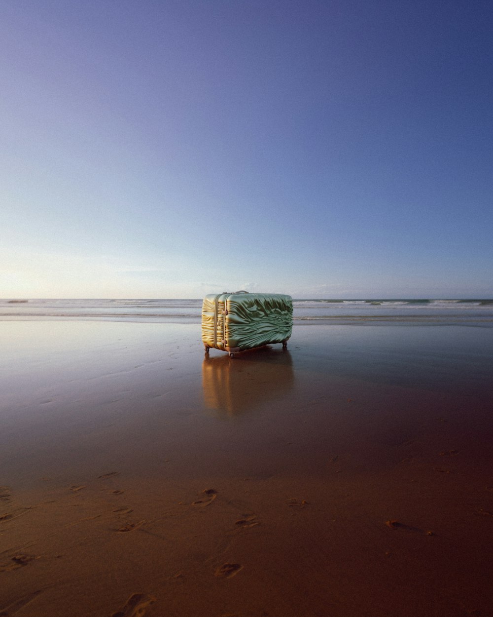 un bateau assis au sommet d’une plage de sable
