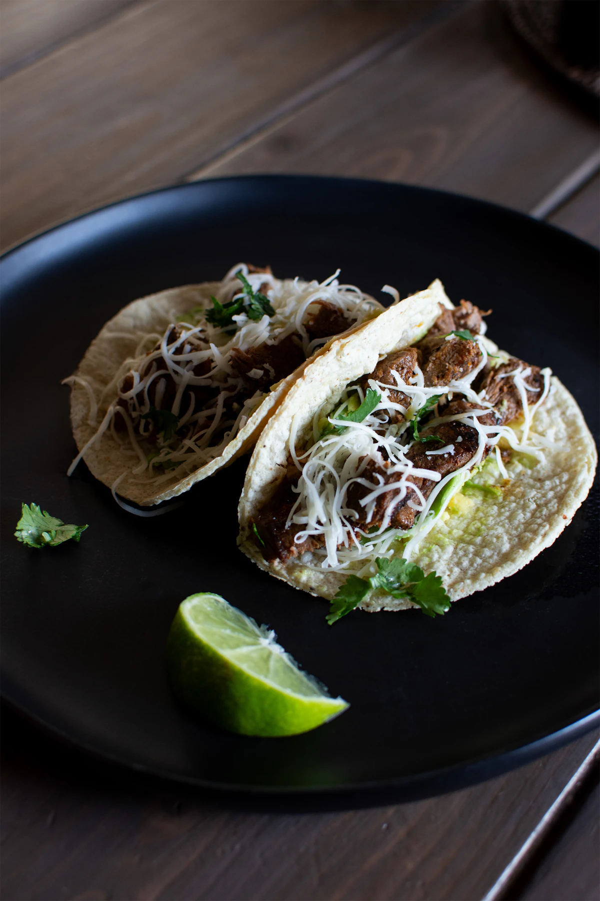 Dos tacos de carne asada con lima