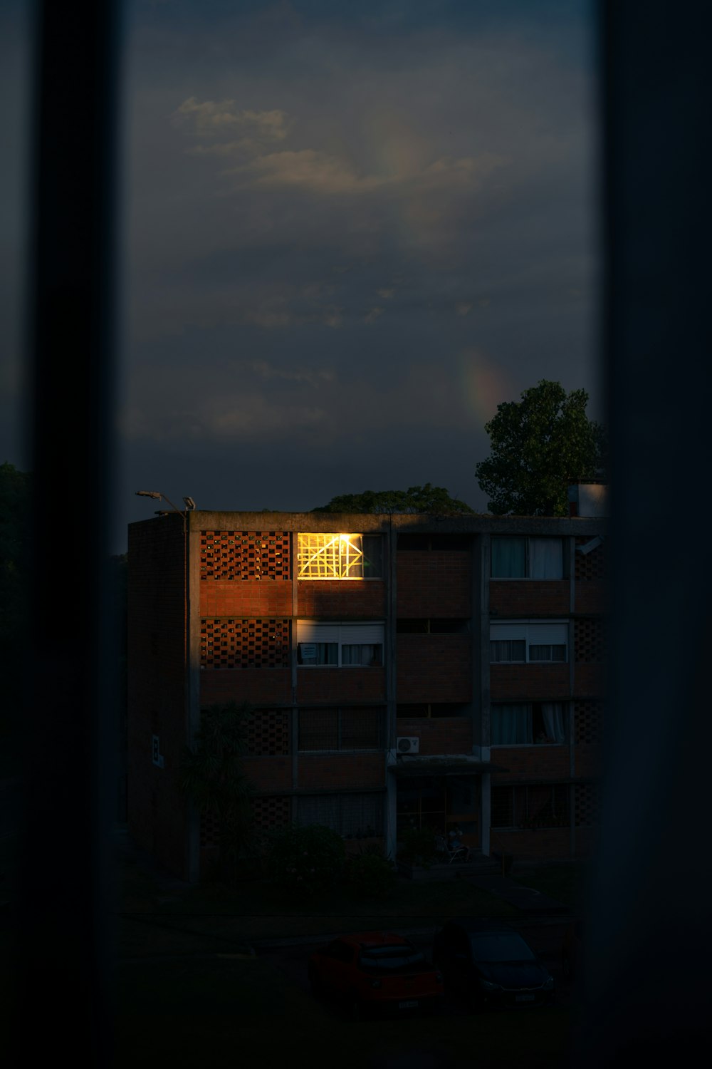 una veduta di un edificio attraverso una finestra di notte