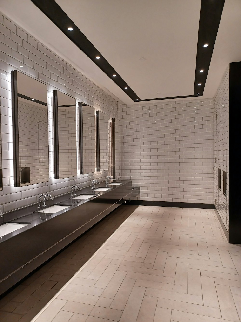 um banheiro público com pias e espelhos
