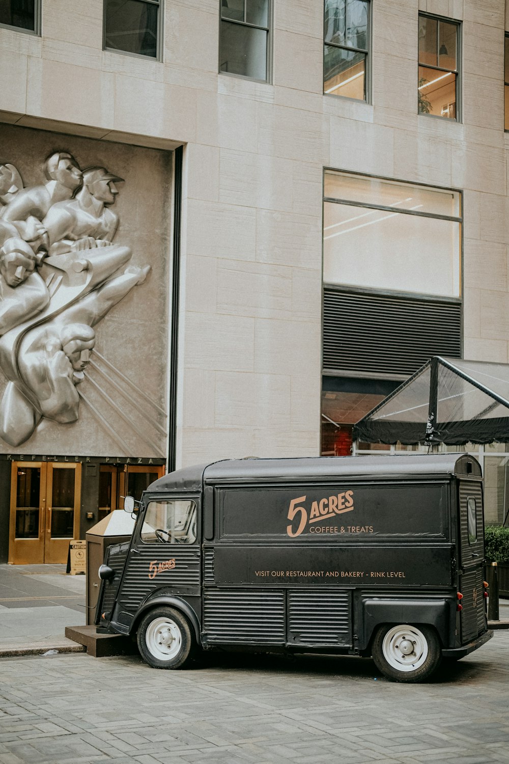 um food truck estacionado em frente a um prédio
