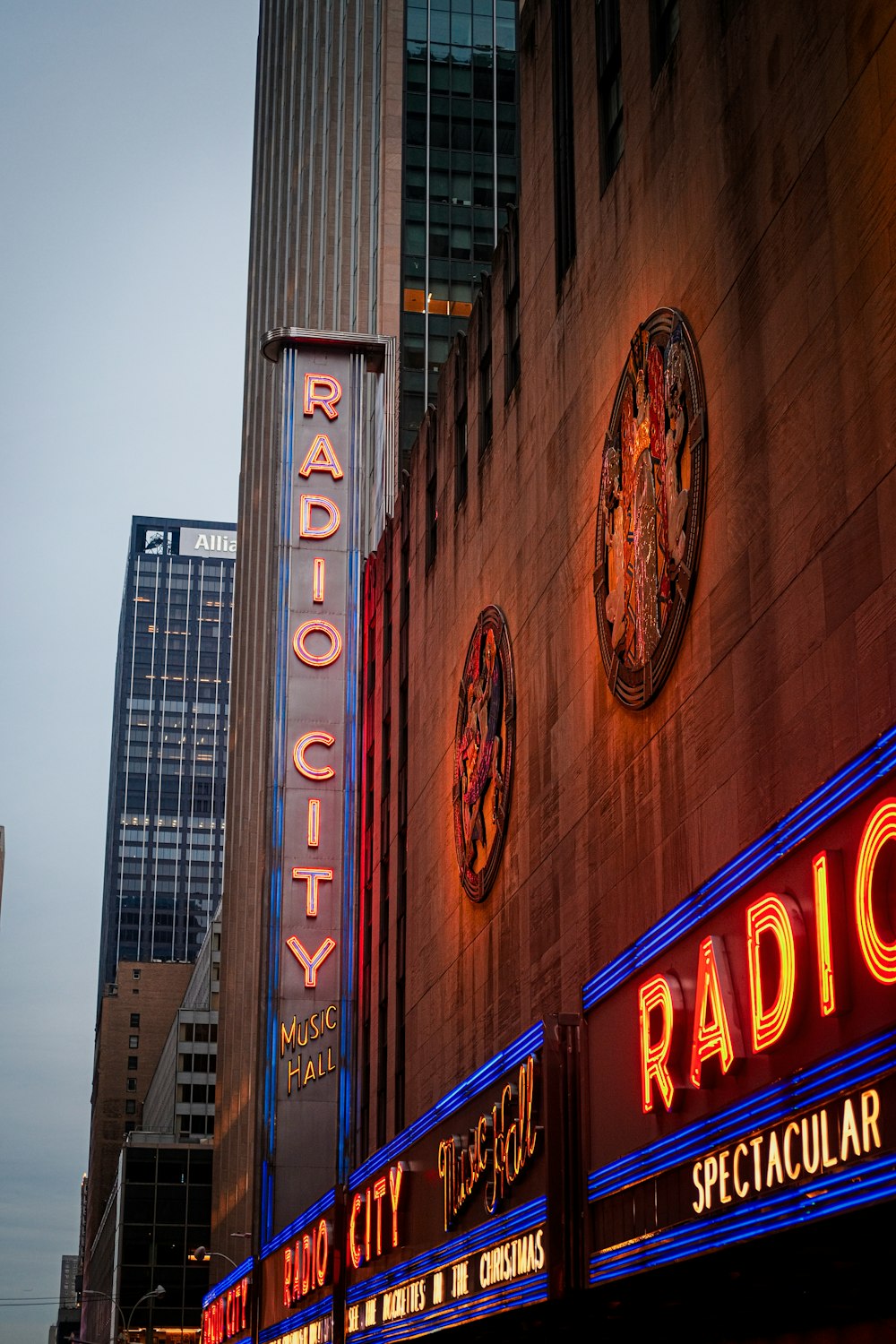 the radio city radio building is lit up at night