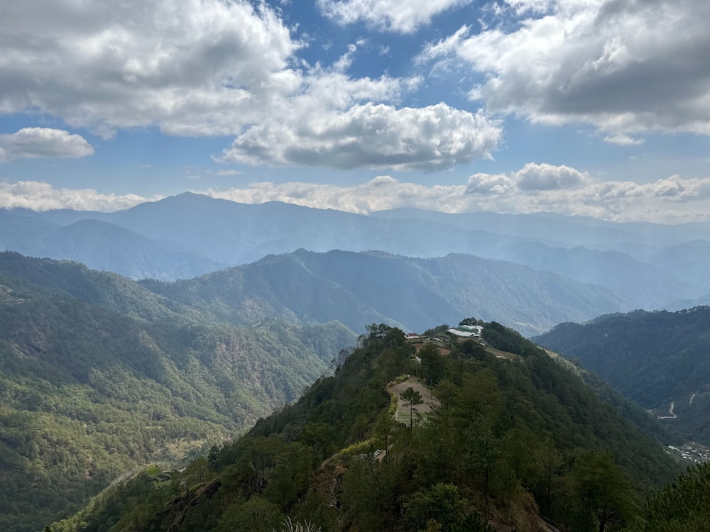 une vue d’une montagne surmontée d’une route