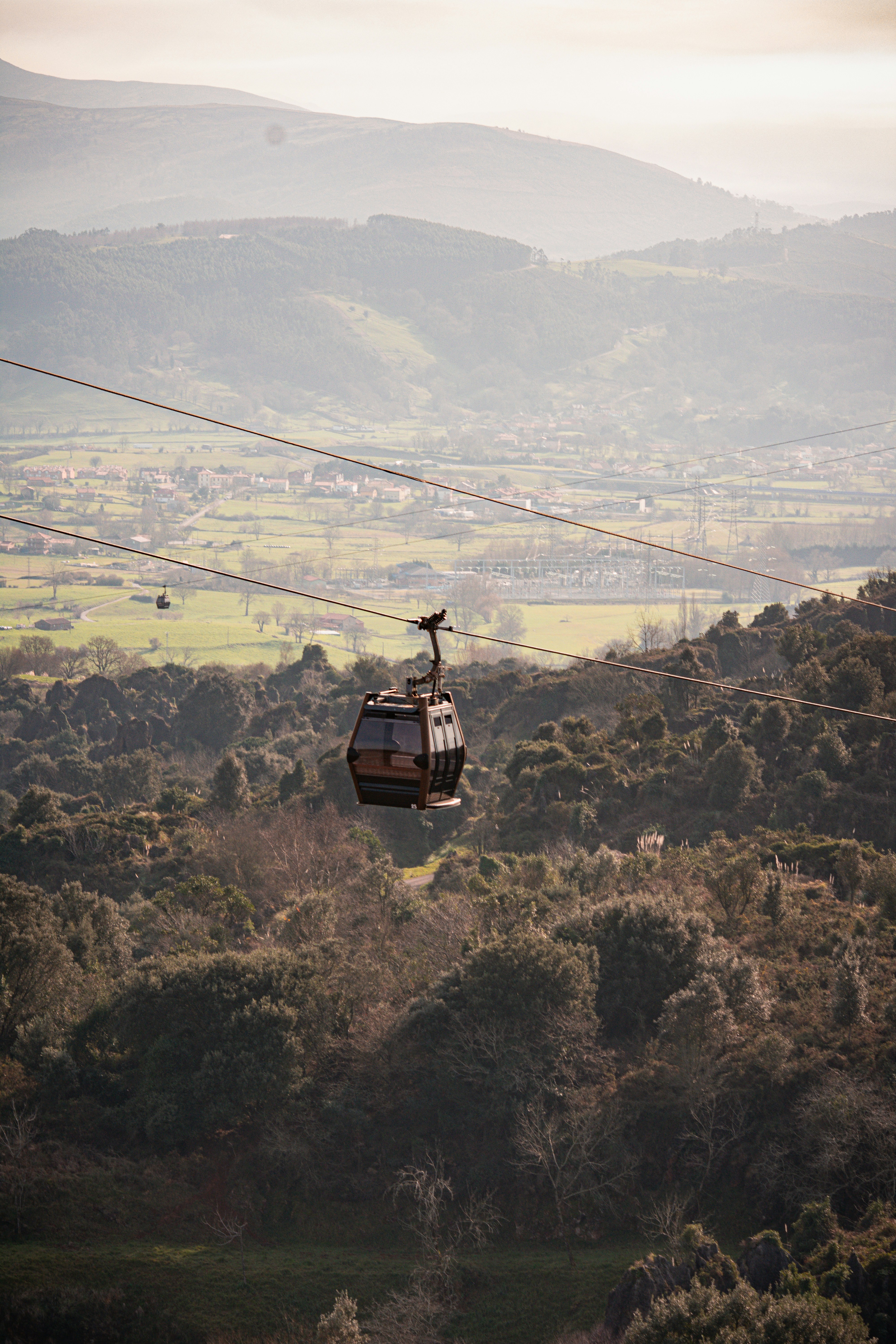 Una góndola con vistas a un valle