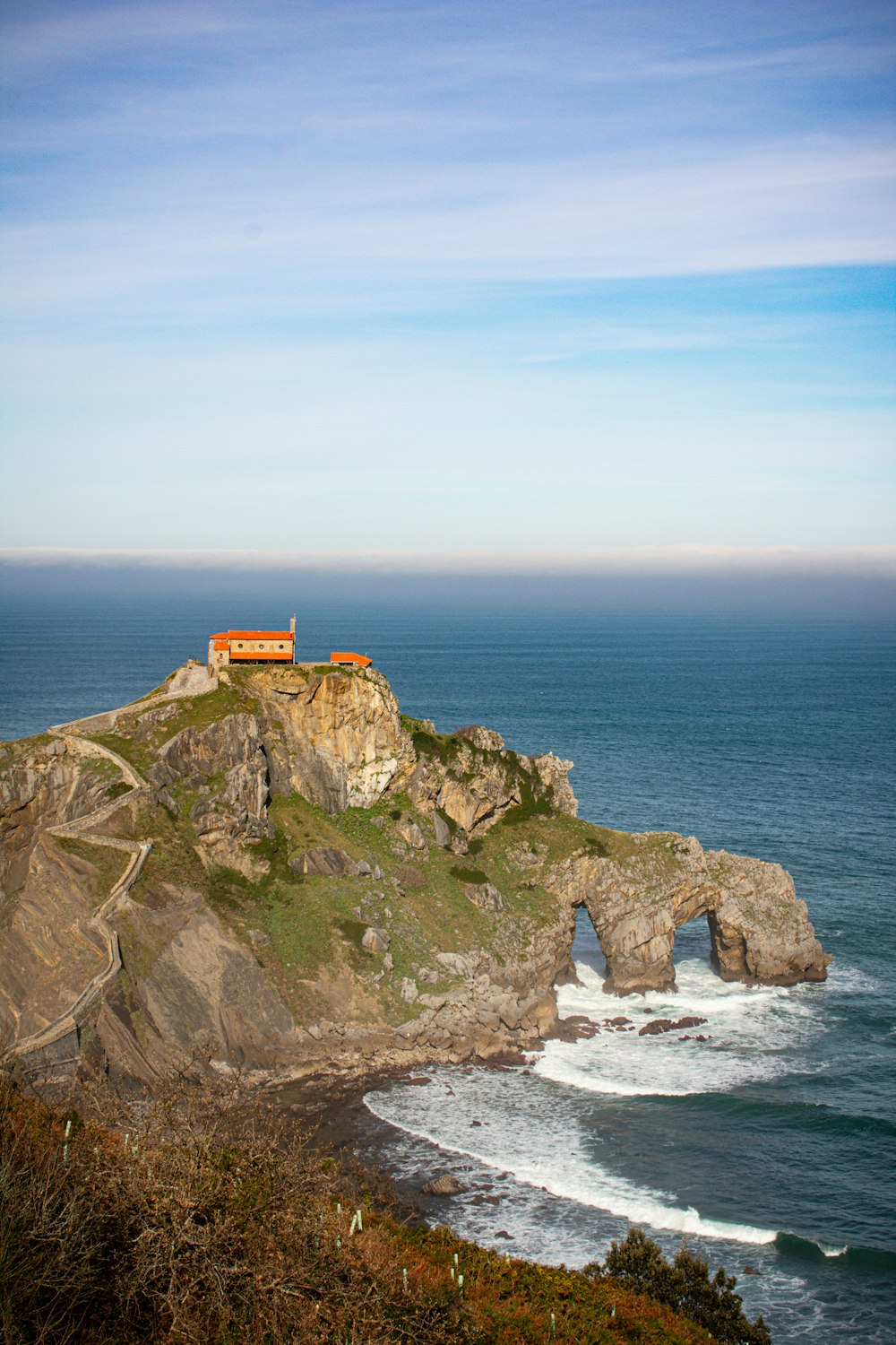 Une maison sur une falaise surplombant l’océan