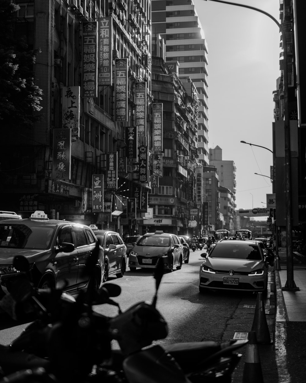 a city street filled with lots of traffic