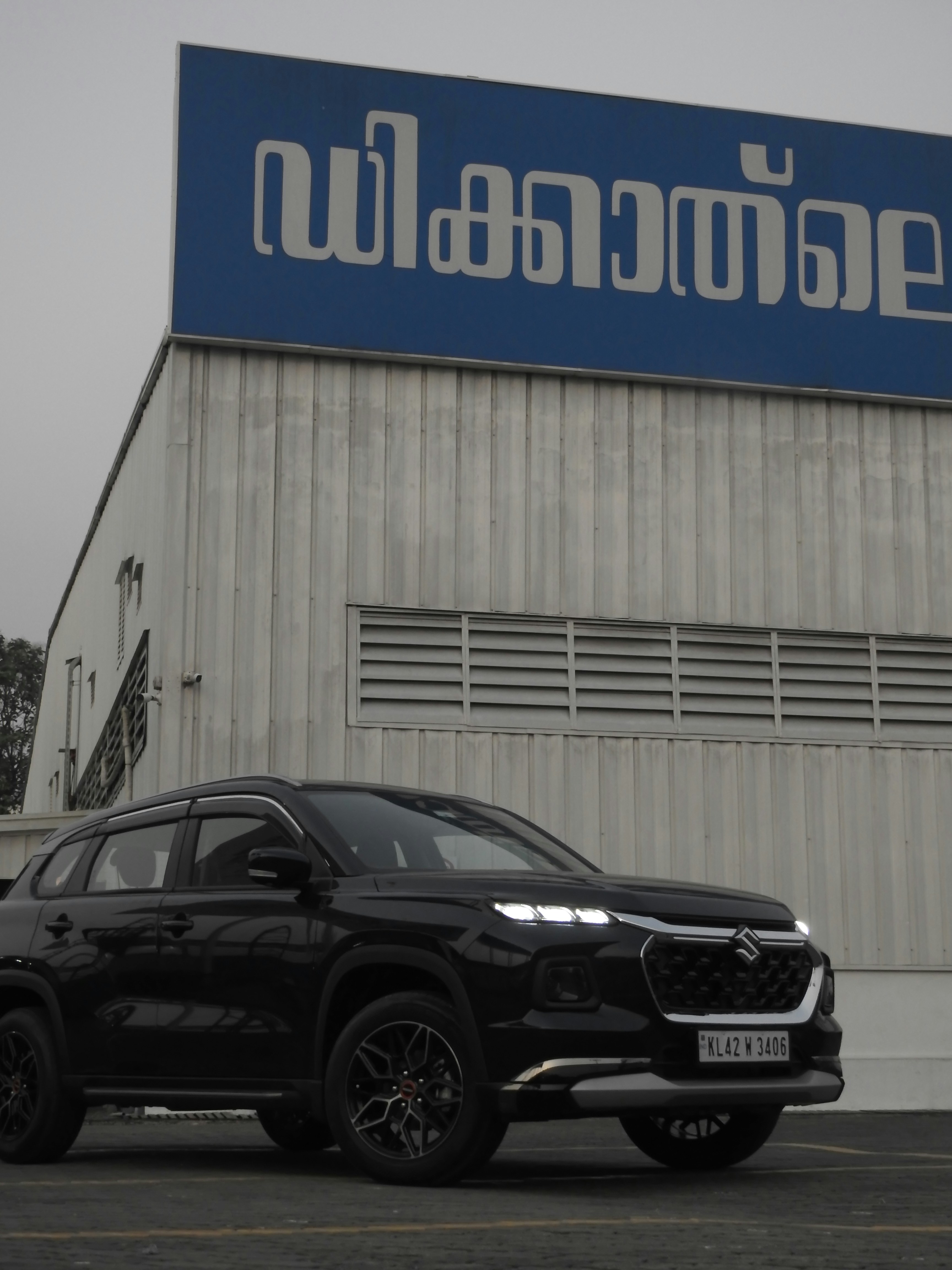 Un SUV negro estacionado frente a un edificio