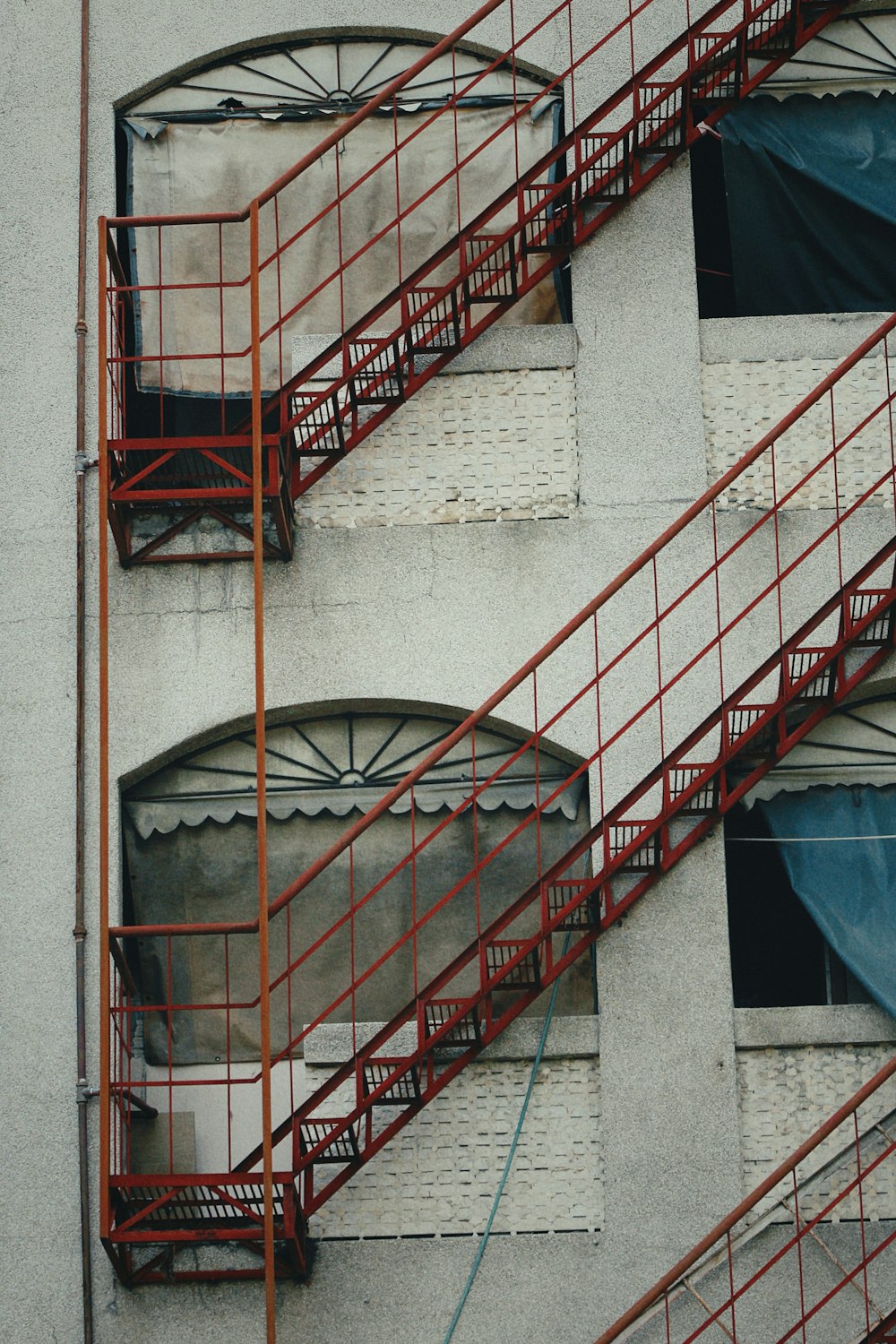 隣に非常階段がある建物