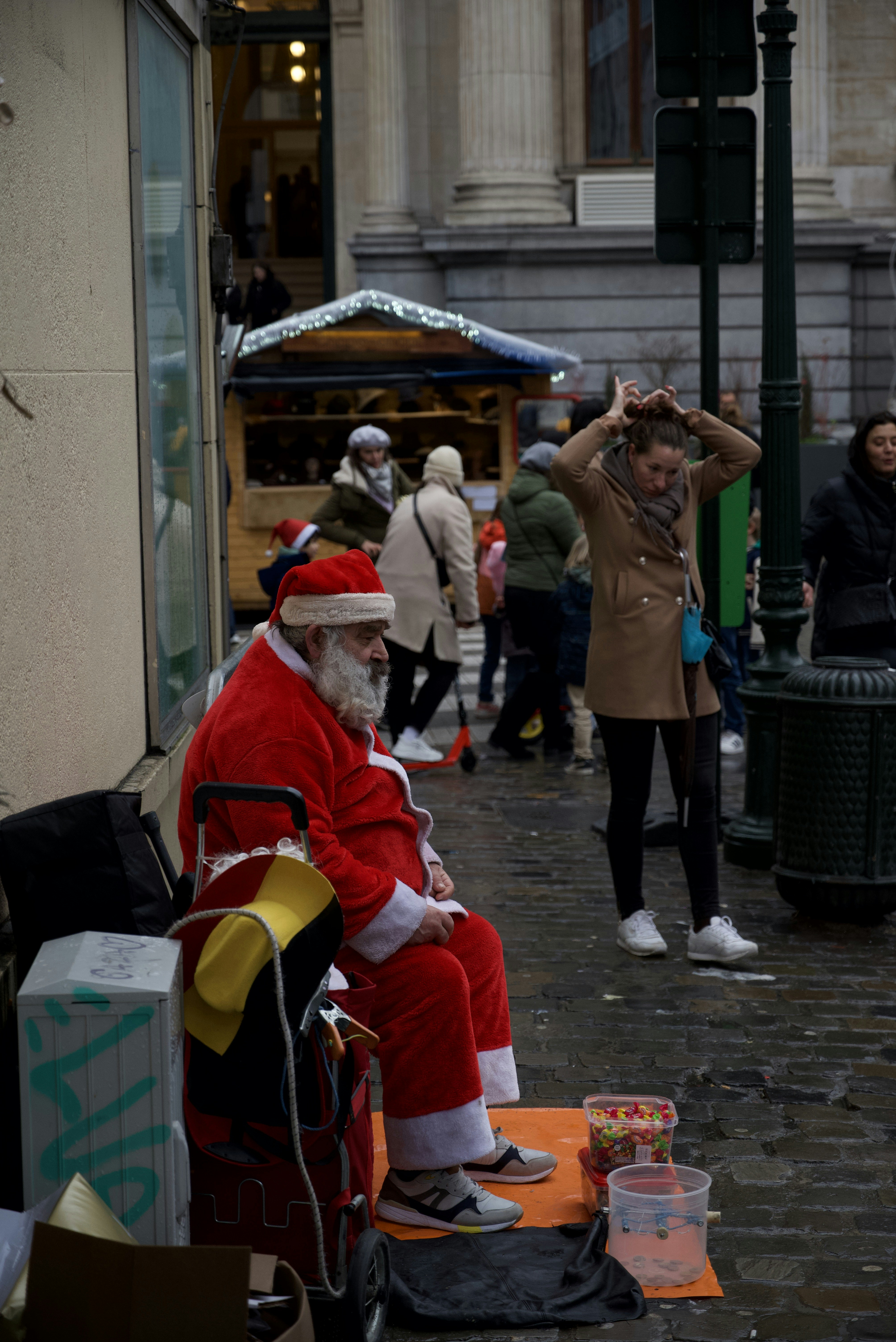 Un hombre vestido de Papá Noel sentado en un banco