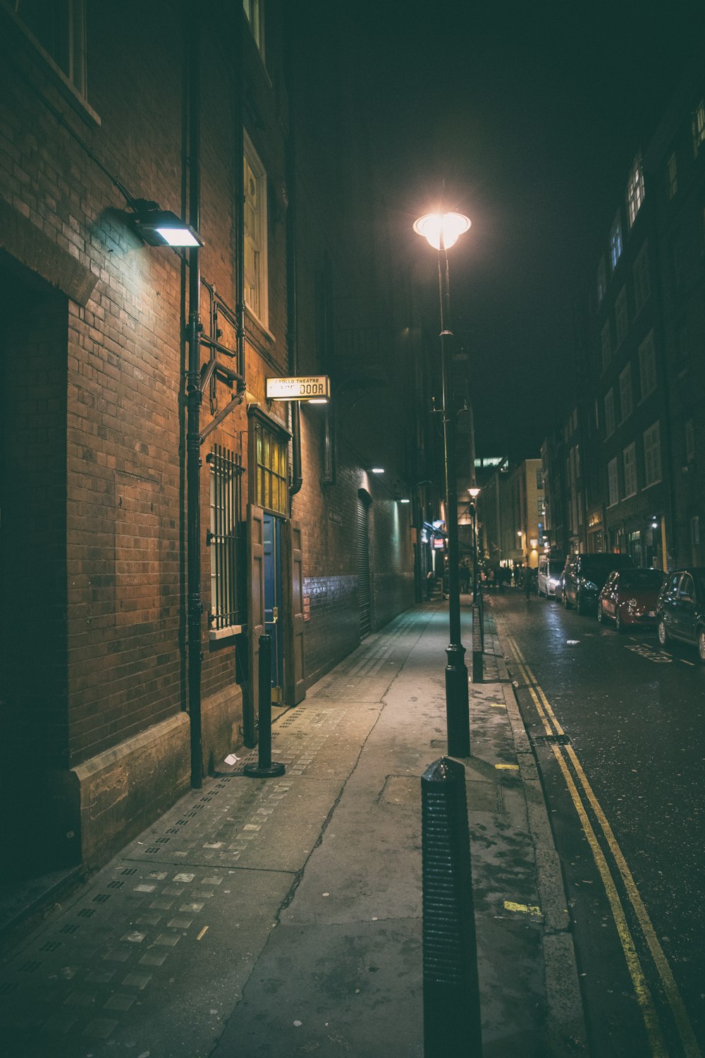 uma rua da cidade à noite com uma luz acesa