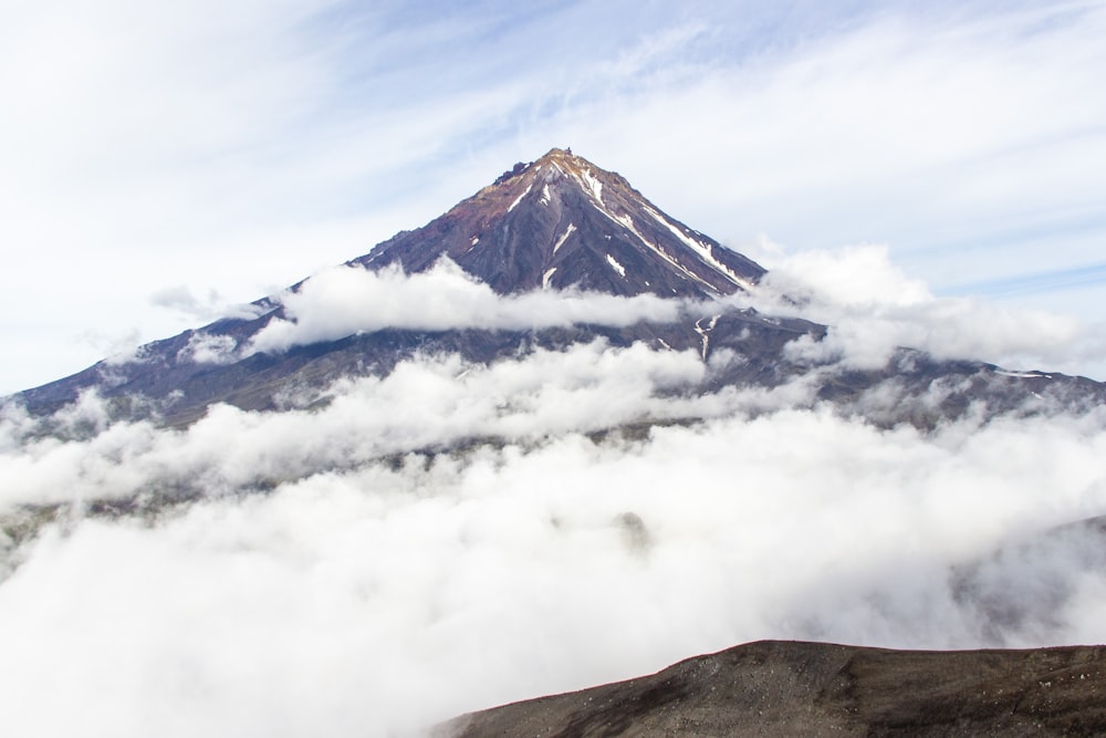 une vue d’une montagne avec des nuages au premier plan