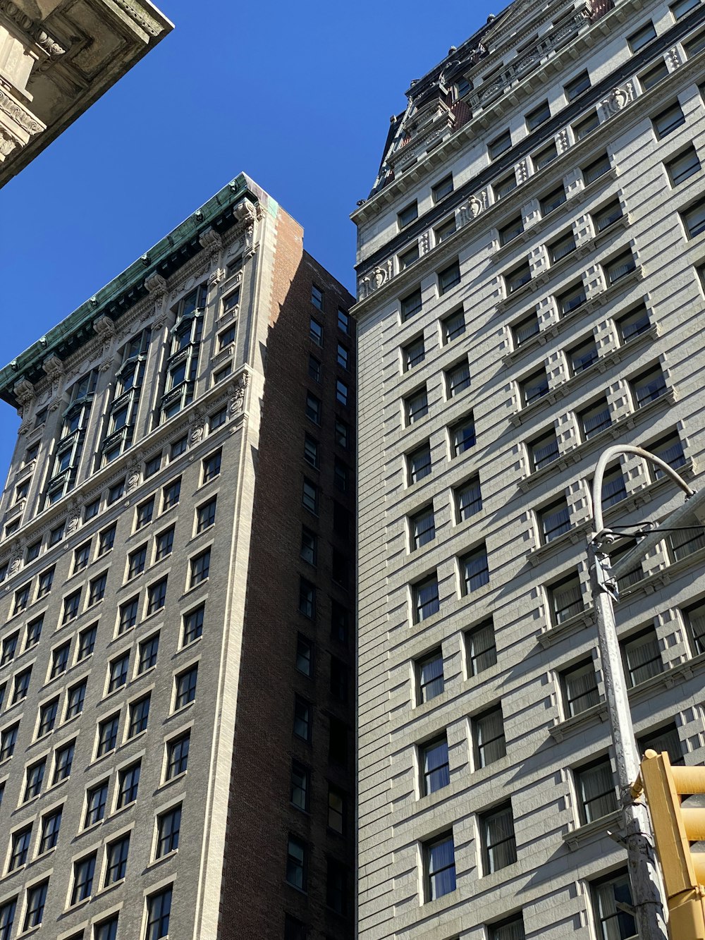 Deux grands immeubles l’un à côté de l’autre dans une rue de la ville