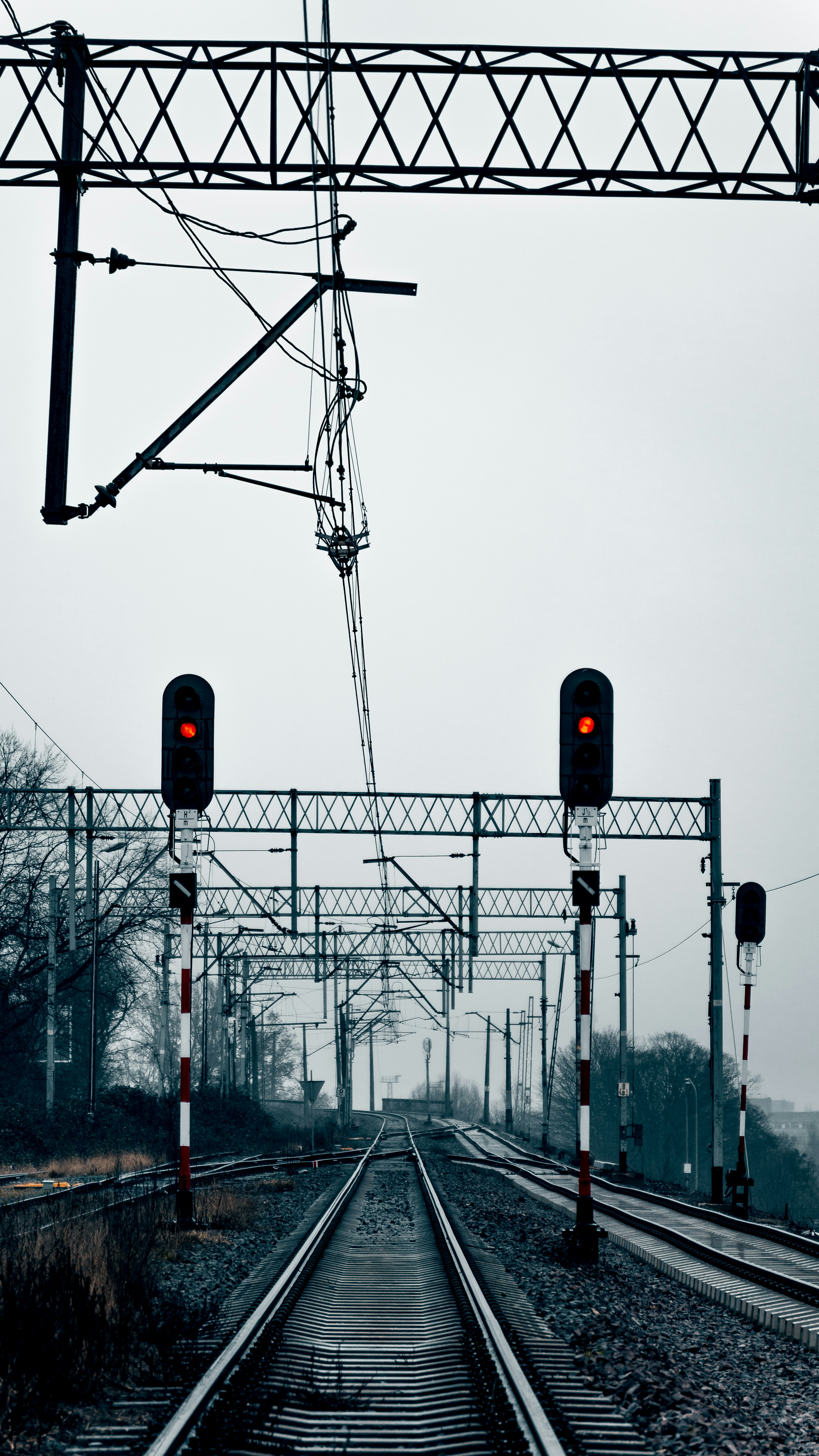 un binario del treno con due luci rosse