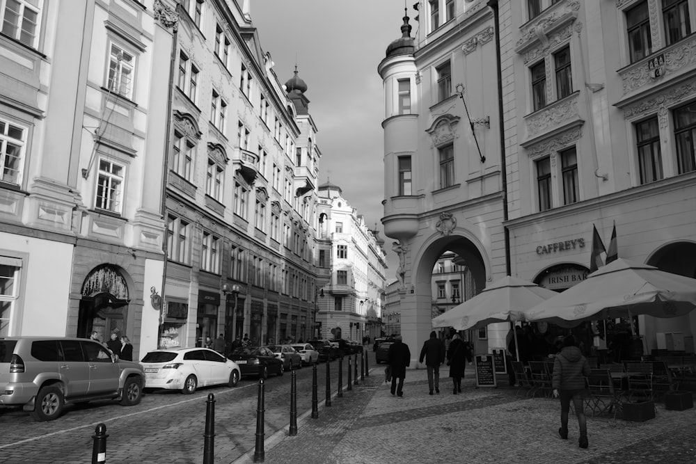 a black and white photo of a city street