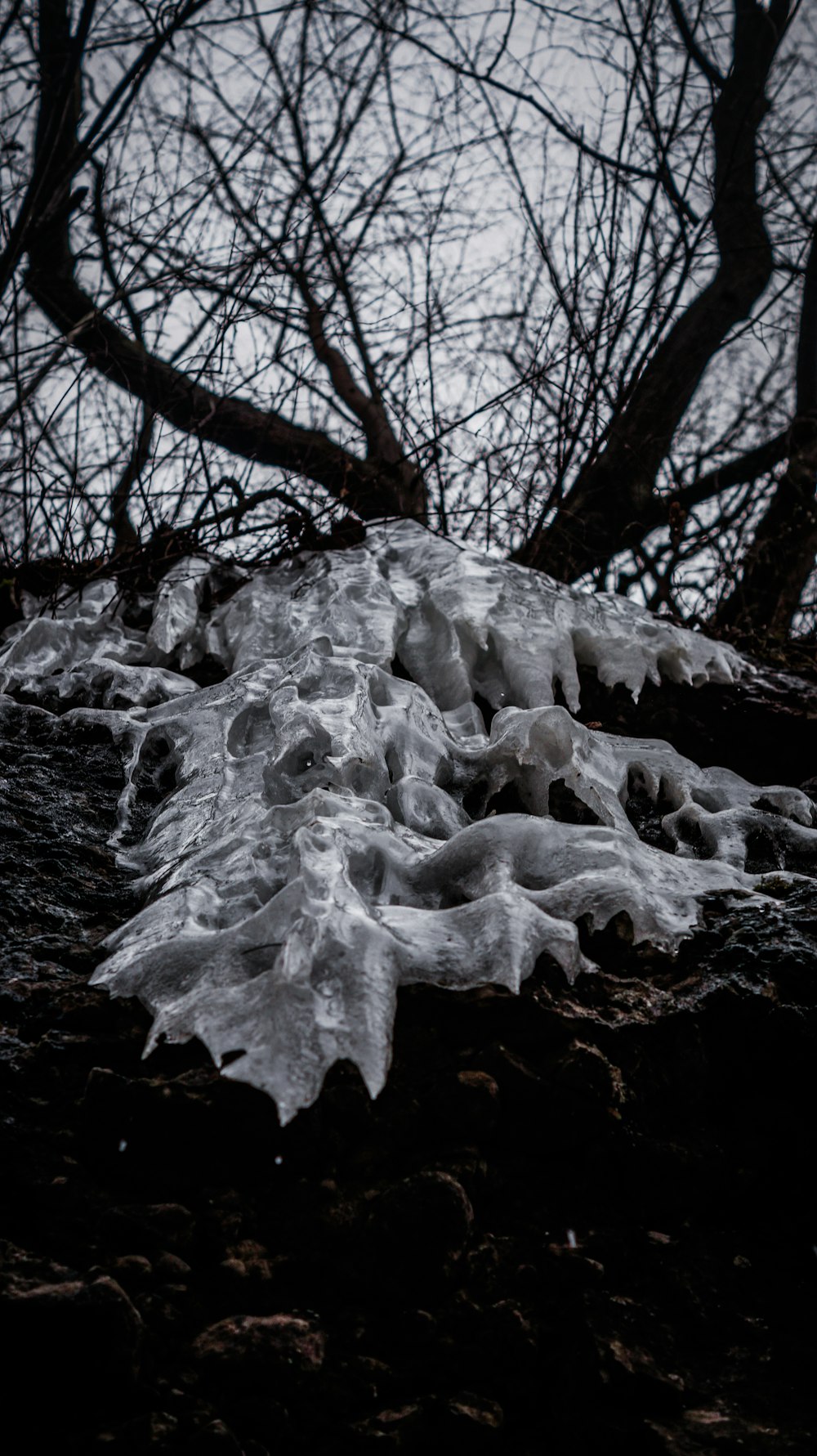 ein Haufen Schnee, der auf dem Boden liegt