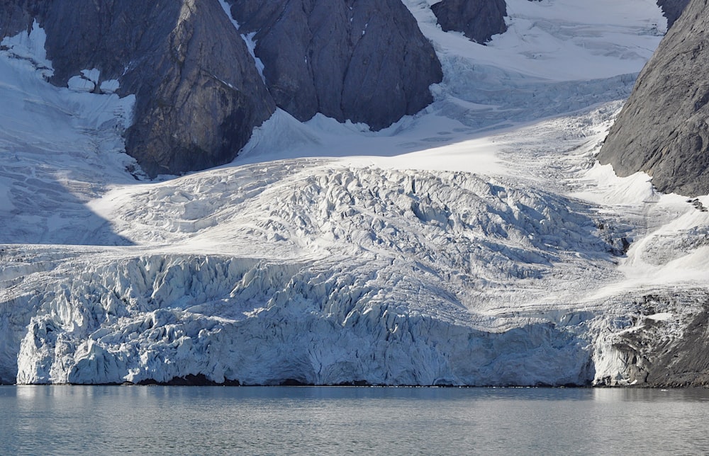 ein großer Gletscher mit Bergen im Hintergrund