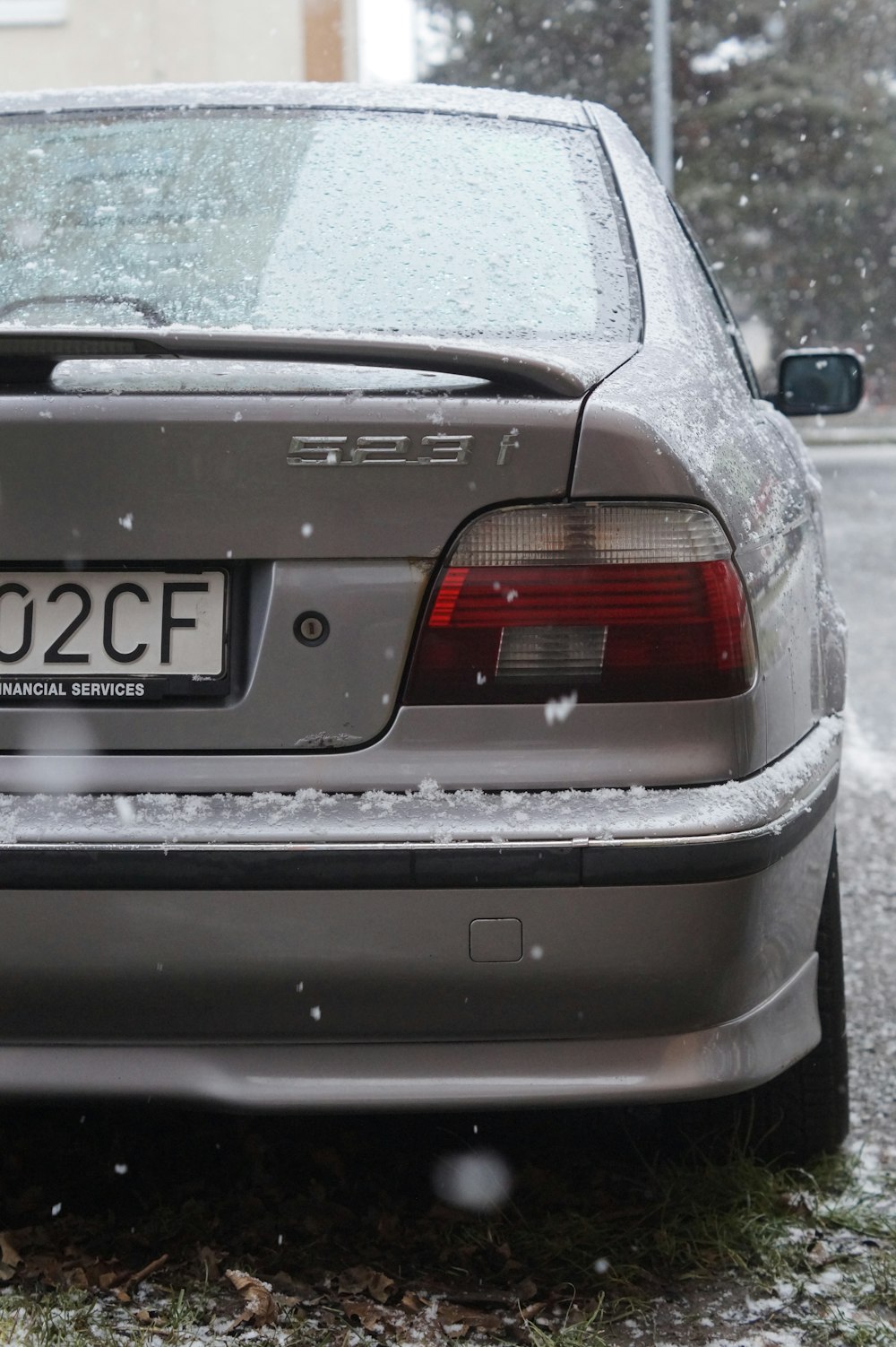 ein Auto, das am Straßenrand im Schnee geparkt ist