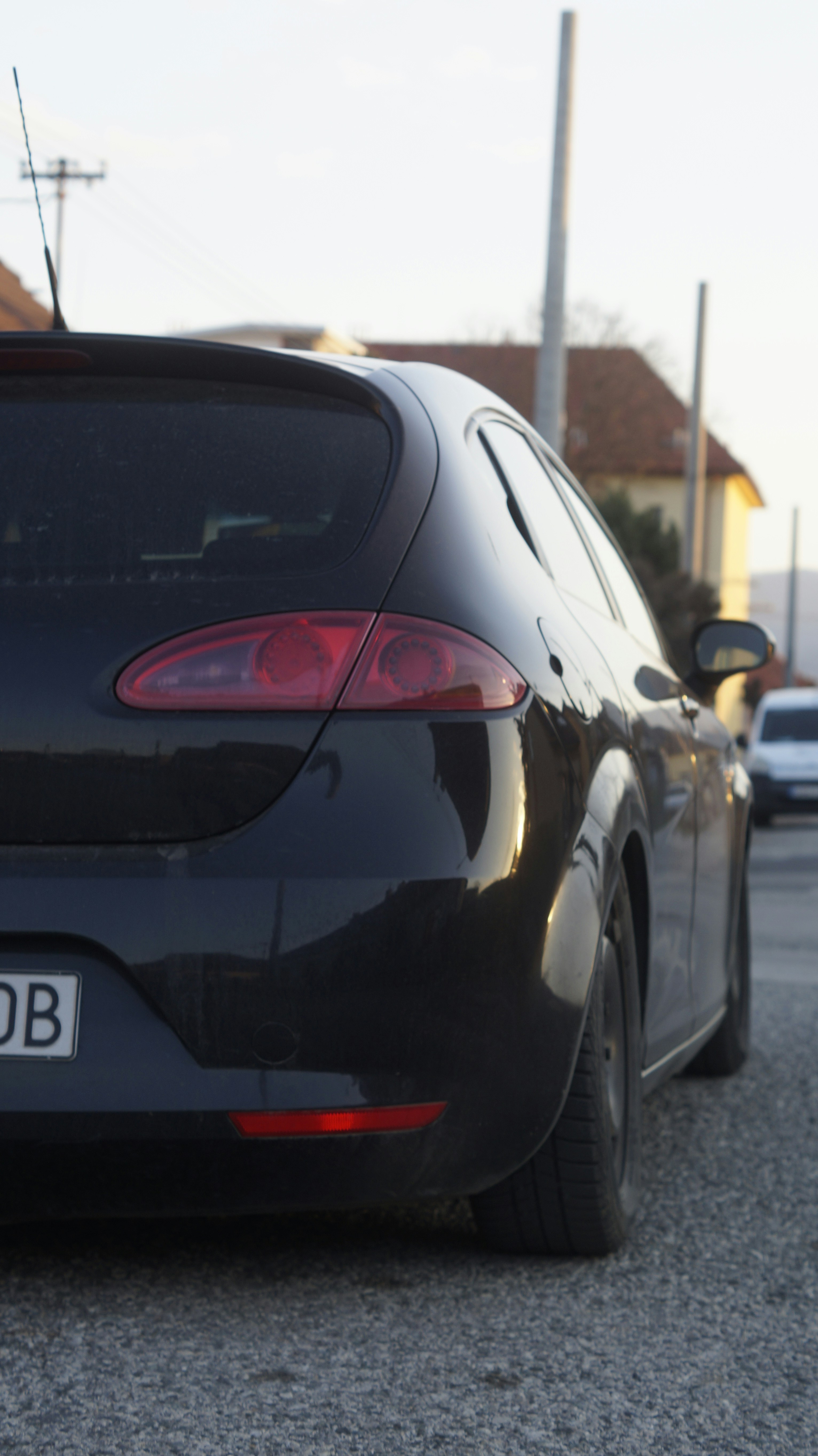 um carro preto estacionado na beira da estrada