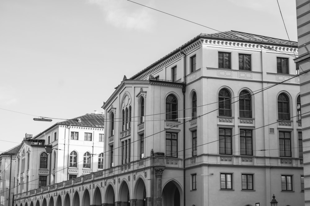 uma foto em preto e branco de um edifício