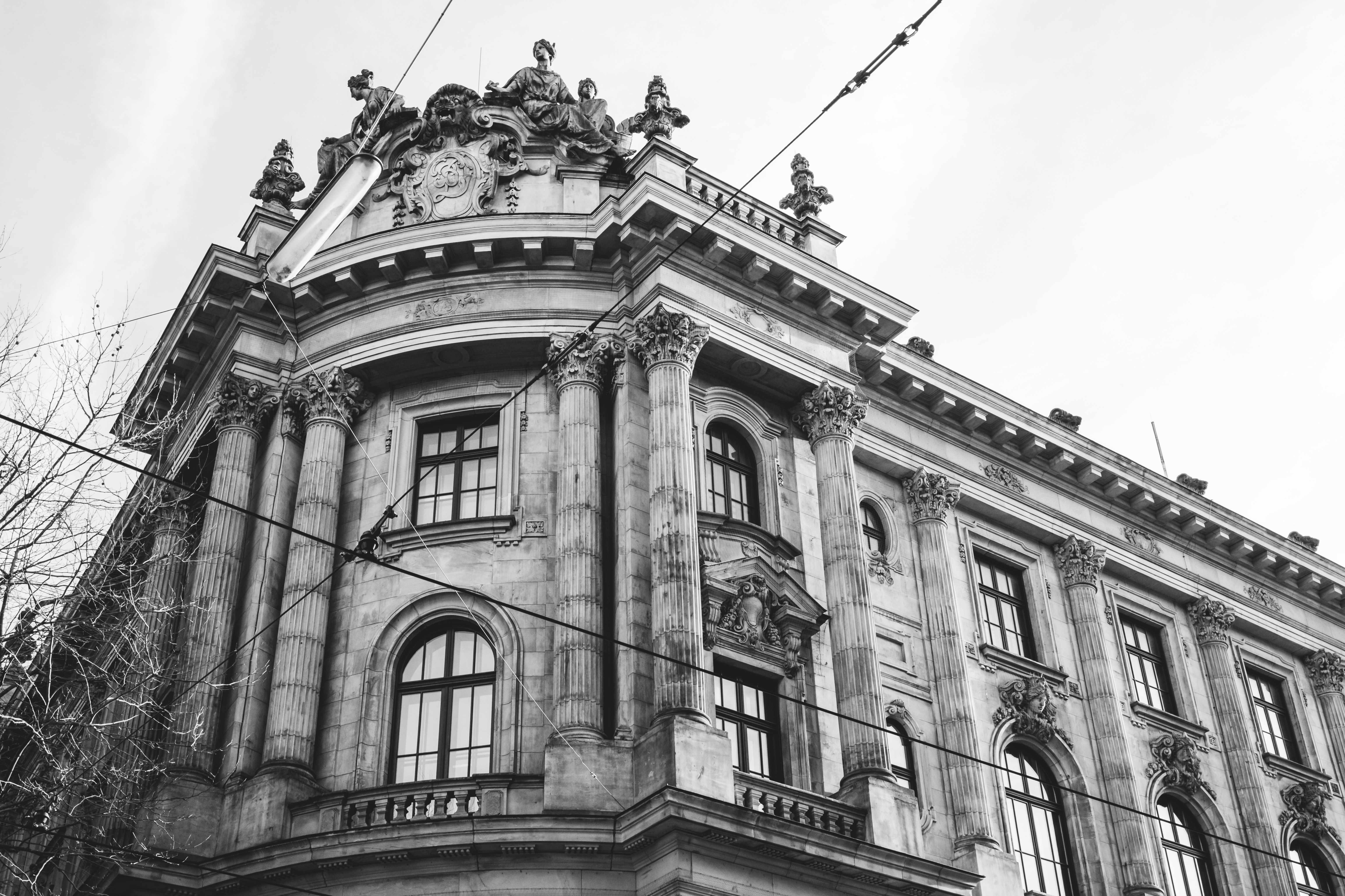 a black and white photo of a building
