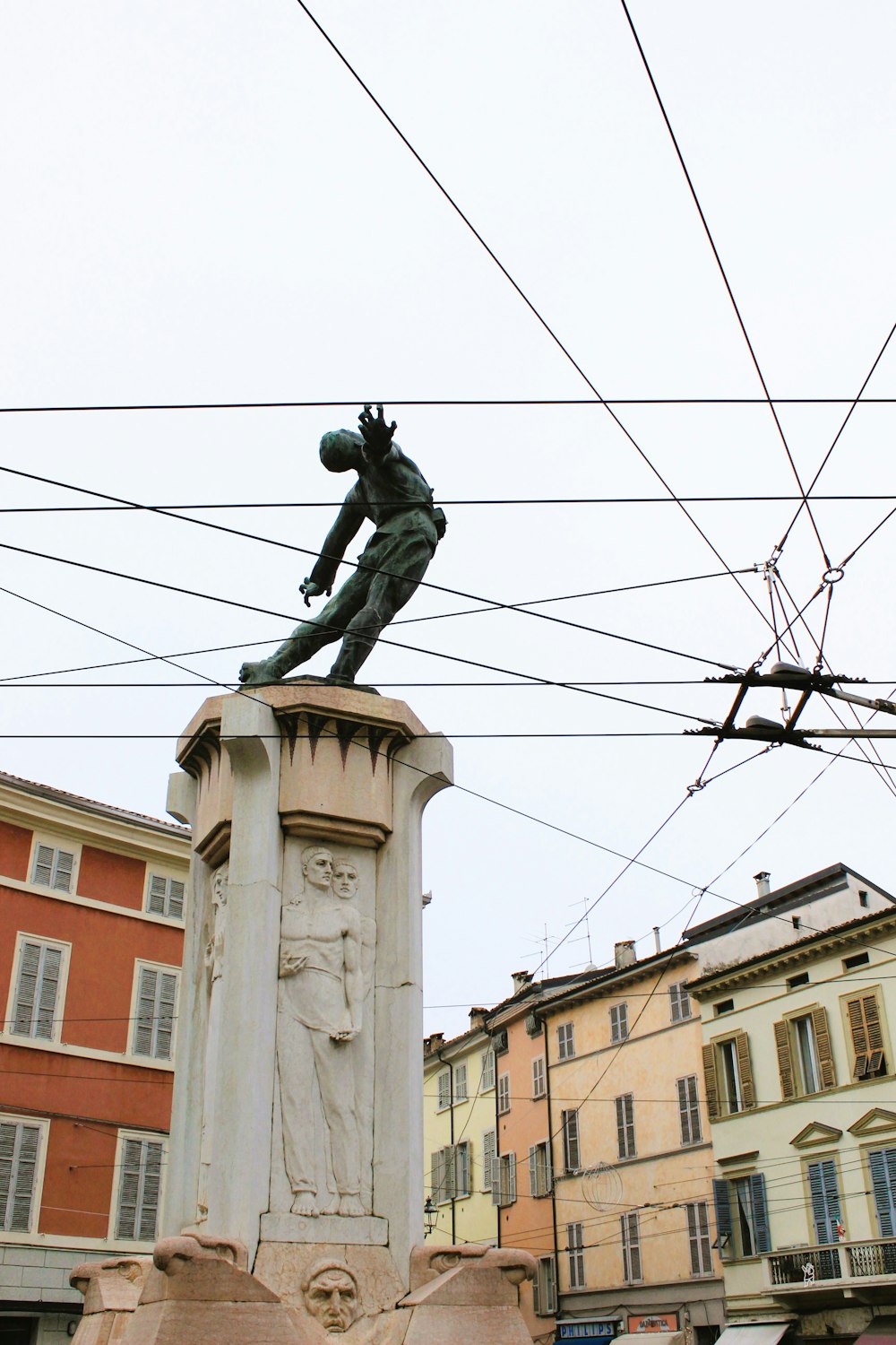 una estatua de un hombre en un pedestal en una ciudad