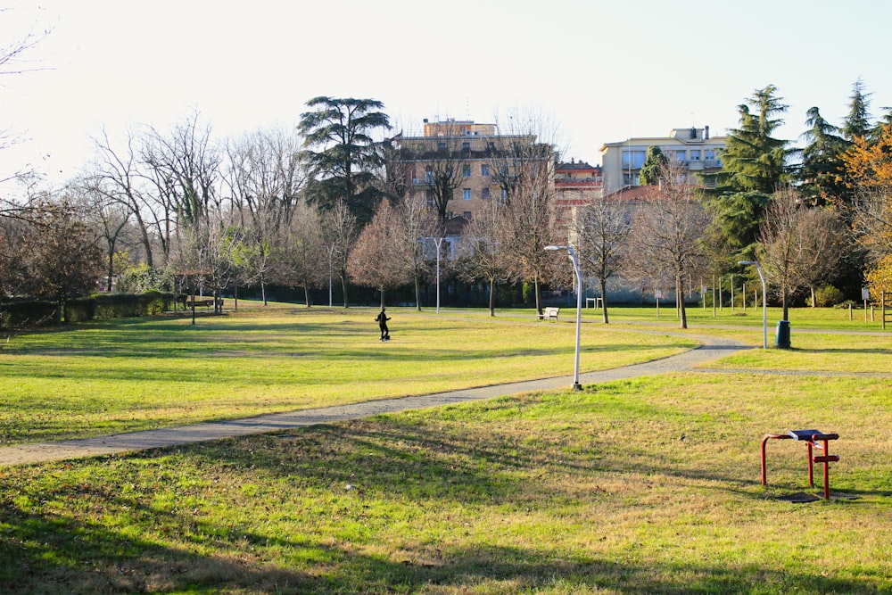 um parque com algumas pessoas andando ao redor dele